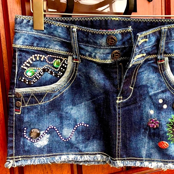 Bebe embellished denim skirt with buttons and colorful decorative details. - Picture 3 of 6